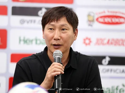 HLV Kim Sang-sik lý giải nguyên nhân xếp Văn Vĩ, Minh Khoa đá chính