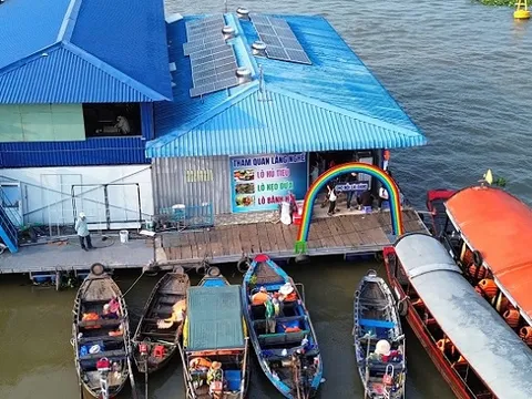 Cần Thơ: Điểm dừng chân có du khách rơi xuống sông Khởi My vẫn ngang nhiên hoạt động