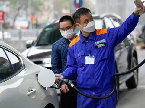 Tài xế lâu năm tiết lộ bí quyết: Vì sao nên đổ xăng vào buổi trưa?