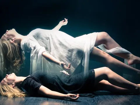 Chuyện gì xảy ra khi một người sắp từ giã cõi đời? Liệu họ có thể cảm nhận được thế giới xung quanh trong những giây phút cuối cùng?