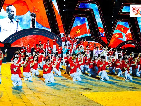 Tổng duyệt hai chương trình nghệ thuật chào mừng 50 năm ngày giải phóng Đà Nẵng 