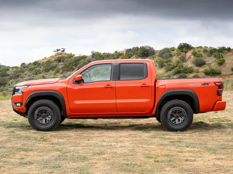 Xe bán tải thiết kế cá tính, động cơ V6, giá từ 858 triệu đồng