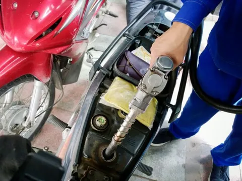 Cẩn trọng khi đổ xăng: 5 thói quen sai lầm có thể khiến bạn tốn kém, hại xe và tiềm ẩn nguy cơ cháy nổ