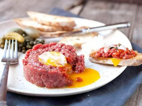 Tại sao động vật có thể ăn thịt sống mà không hề hấn gì còn con người dễ bị bệnh khi ăn đồ sống?