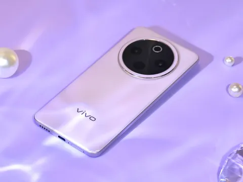 Smartphone RAM 12 GB, pin 7.300mAh, sạc 90W, màn hình độ sáng 5.000 nit, giá hơn 6 triệu đồng