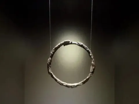 Phát hiện trang sức chứa vật liệu ngoài hành tinh trong mộ cổ