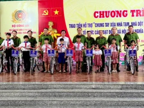 Kiên Giang: Cục Cảnh sát quản lý trại giam thăm, tặng quà gia đình chính sách 