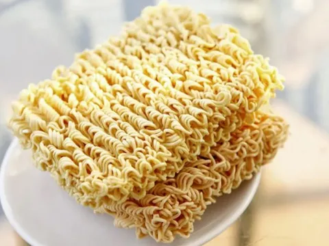 Dù không có tôm nhưng tại sao mì ăn liền lại được gọi là mì tôm?