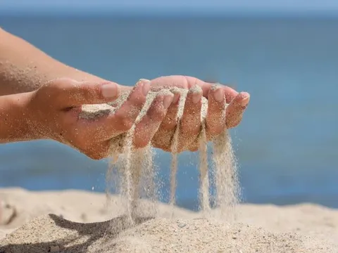 Tại sao cát sa mạc và cát biển nhiều vô tận nhưng người ta không dùng để xây dựng mà chỉ dùng cát sông?