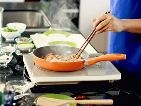 Chiên rán không còn là “cơn ác mộng”: Mẹo làm sạch dầu mỡ trong bếp bằng nguyên liệu có sẵn