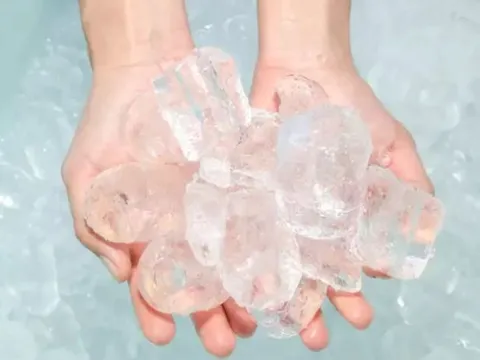 Giải mã nguyên nhân đá lạnh dính vào tay dưới góc nhìn khoa học