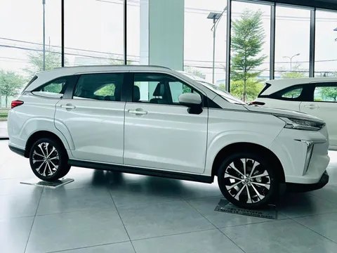 Giá lăn bánh Toyota Veloz Cross tháng 4/2025 cực hấp dẫn, quyết so kè với Mitsubishi Xpander