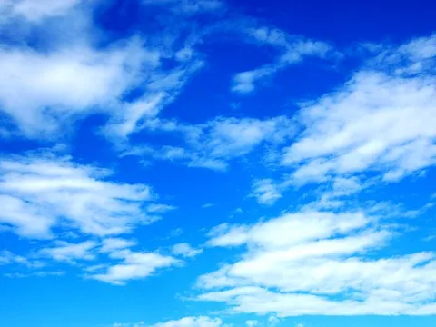 Mây có màu xanh không, hay đó chỉ là màu của bầu trời?
