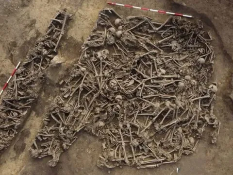 Phát hiện mộ tập thể của binh sĩ thời La Mã dưới sân bóng đá ở Vienna