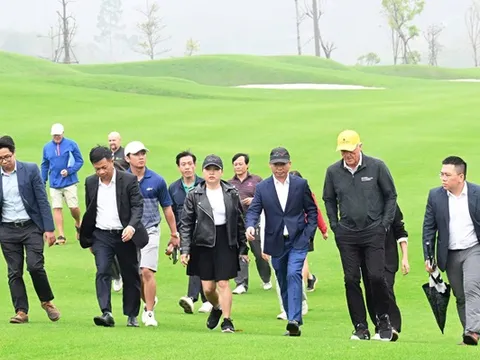 Huyền thoại “Cá mập trắng” Greg Norman khảo sát sân golf T&T Văn Lang Empire chuẩn bị cho trải nghiệm 18 hố
