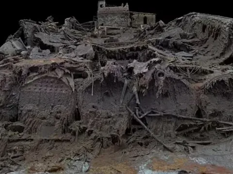 Bản quét kỹ thuật số kích thước đầy đủ cho thấy tàu Titanic bị xé toạc ra làm đôi như thế nào sau khi va phải tảng băng trôi vào năm 1912