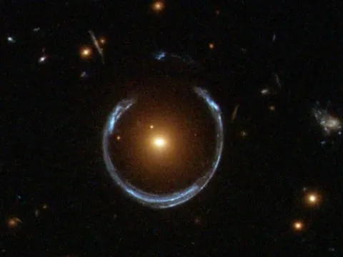 Lỗ đen siêu quái vật hé lộ từ thiên hà khổng lồ gấp 100 lần Ngân Hà