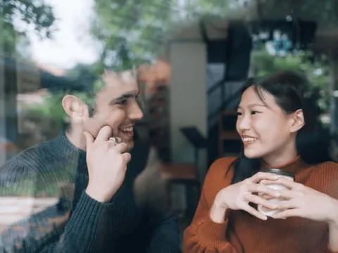 Vì sao có lúc tim đập nhanh khi gặp ai đó, nhưng có lúc lại không?