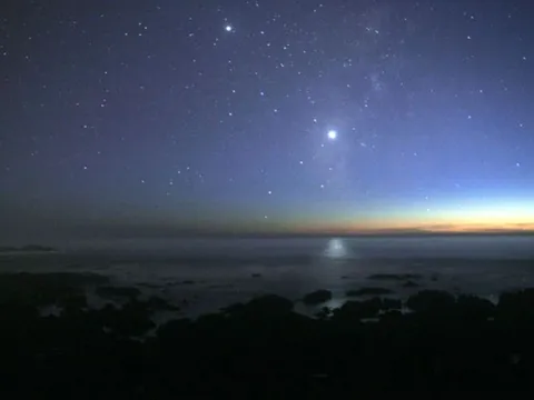 Vì sao ban ngày sáng, ban đêm tối?