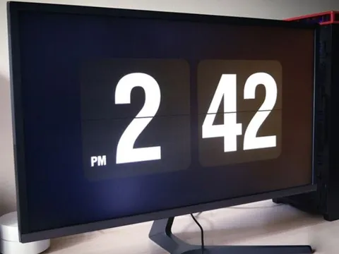 Vì sao đồng hồ trên máy tính thường chạy chậm hơn so với điện thoại thông minh?