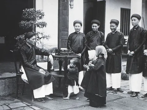 Vì sao người Việt Nam xưa thường đặt tên có chữ 'Văn' và 'Thị'?