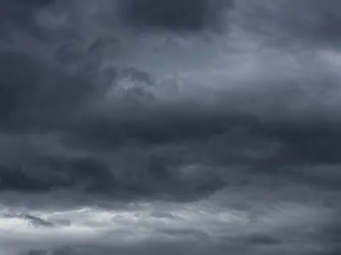 Vì sao mây chuyển màu đen trước khi mưa? Bí ẩn khoa học từ bầu trời