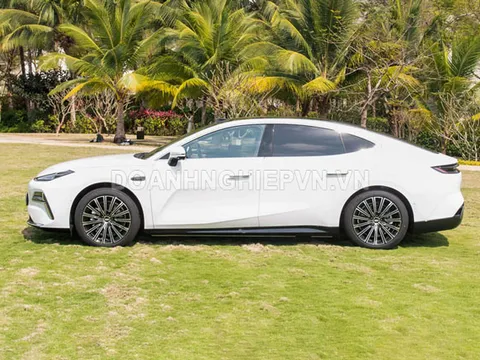 Xe sedan lớn hơn Toyota Camry, công suất 375 mã lực, siêu tiết kiệm xăng, nội thât hiện đại, giá ngang xe hạng B