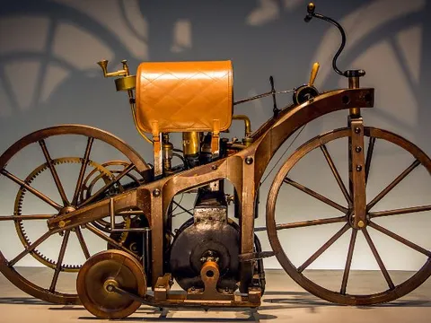 Ai là người phát minh ra xe máy?