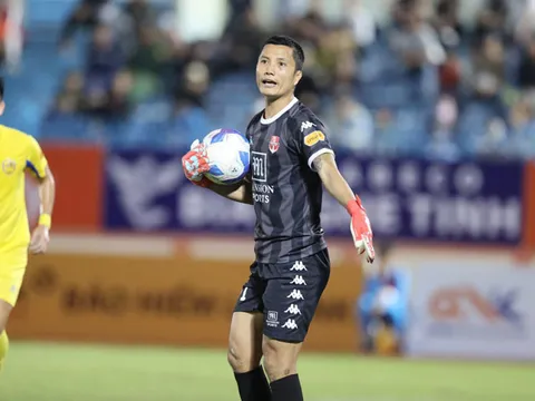 Thủ môn số 1 ĐT Việt Nam khiến HLV Kim Sang-sik ‘đau đầu’, thời cơ của Đặng Văn Lâm đã đến?