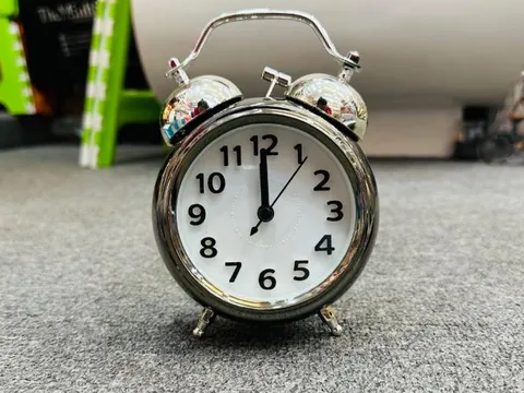 Vì sao đồng hồ chạy từ trái sang phải? Lịch sử thú vị phía sau chiều quay quen thuộc