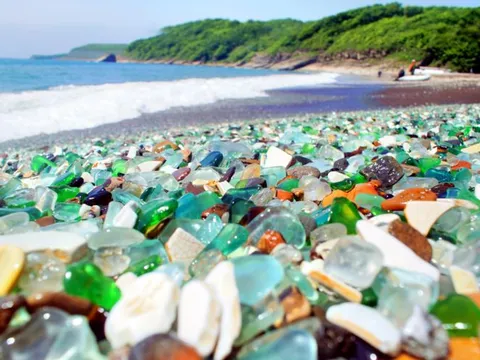 Khám phá Glass Beach - Bãi biển thủy tinh đẹp lấp lánh từ đống rác thải cũ