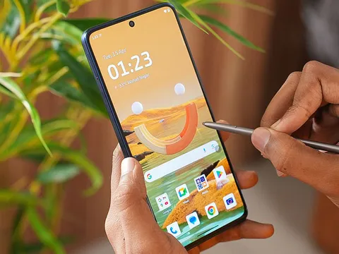 Smartphone màn hình OLED 120Hz, lưng da, cấu hình tốt, trang bị bút stylus, chống nước, giá gần 7 triệu đồng