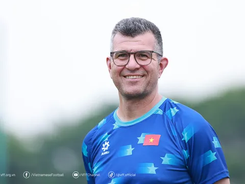 HLV Roland rời ghế U17 Việt Nam, lập tức tìm được bến đỗ mới, có thể tái hợp VFF trong tương lai gần