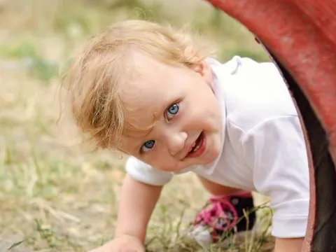 Vì sao ký ức trước 3 tuổi thường biến mất? Sự thật kỳ lạ về trí nhớ con người