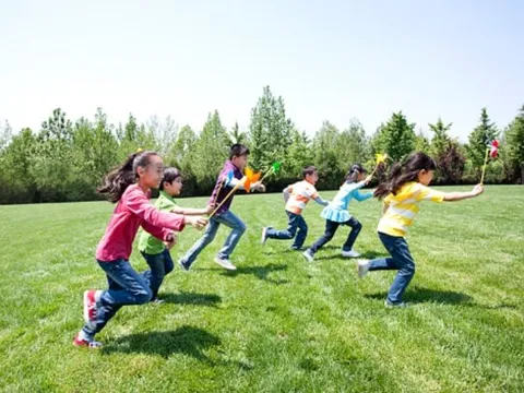 Vì sao trẻ nhỏ luôn tràn đầy năng lượng hơn người lớn?