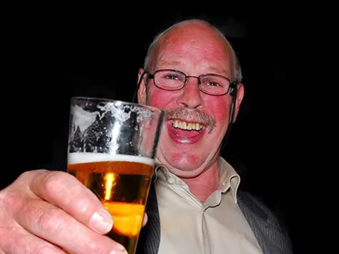 Vì sao có người uống rượu thì đỏ mặt, còn người khác thì không?