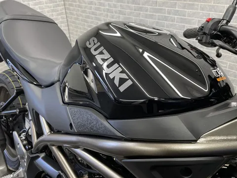 Suzuki ra mắt ‘vua côn tay’ 645cc, phanh ABS 2 kênh, giá gần 176 triệu đồng, quyết đấu với Honda CB650R, Yamaha MT-07