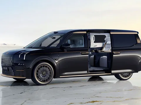 ‘Chuyên cơ mặt đất’ mạ vàng 24K, vượt xa Toyota Alphard về độ sang chảnh, giá tăng tốc ‘nhanh như chớp’, giá gần 3,2 tỷ đồng