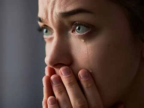 Vì sao con người hay khóc khi yếu đuối?