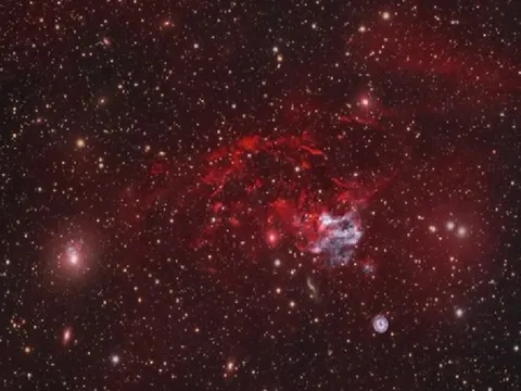 Nam sinh 17 tuổi phát hiện "bóng ma vũ trụ" khổng lồ gấp đôi Ngân Hà