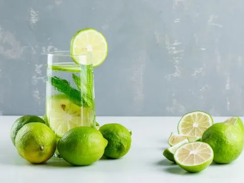 Một ly nước chanh mỗi sáng: Thói quen nhỏ, lợi ích lớn – Nhưng không phải ai cũng nên uống!