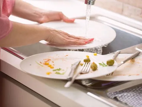 Những thói quen khi rửa bát tưởng chừng như vô hại, nhưng đang âm thầm phá hủy sức khỏe của bạn