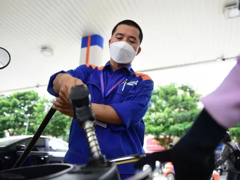 Giá xăng tăng vọt