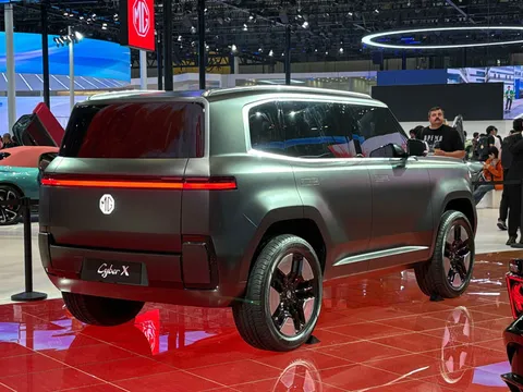 MG “chơi lớn” với SUV điện Cyber X: Ngoại hình vuông vức, đèn pha bật lên độc lạ, thiết kế đậm chất tương lai