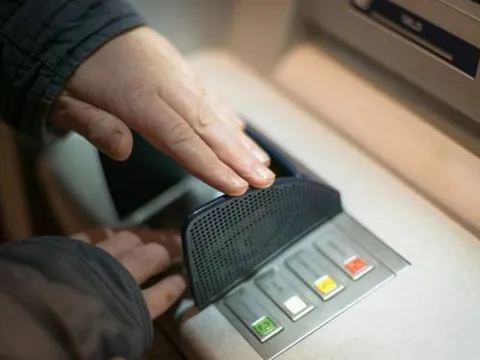 Từ nay, hạn mức rút tiền tại ATM thay đổi thế nào sau khi hàng loạt ngân hàng thực hiện điều chỉnh?