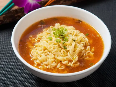 Điều gì sẽ xảy ra với cơ thể nếu bạn ăn 1 gói mì tôm mỗi ngày?