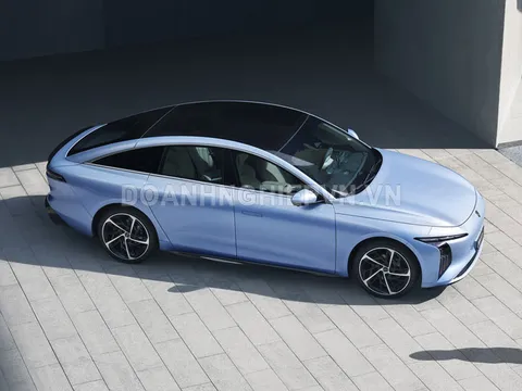 Xe sedan hạng E siêu tiết kiệm xăng, công nghệ tiên tiến, giá ngang Toyota Vios