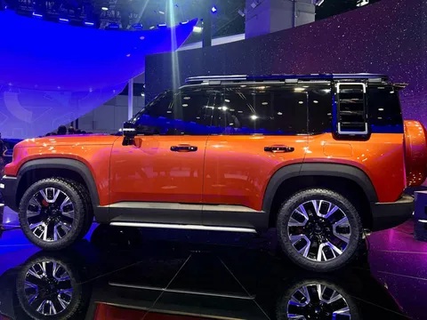 ‘Kẻ ngáng đường’ Toyota Land Cruiser Prado ra mắt: Thiết kế hầm hố, xịn sò từ trong ra ngoài