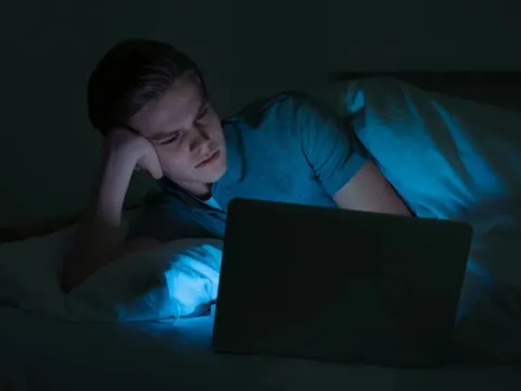 Điều gì xảy ra với cơ thể nếu bạn thường xuyên thức sau 10 giờ đêm?