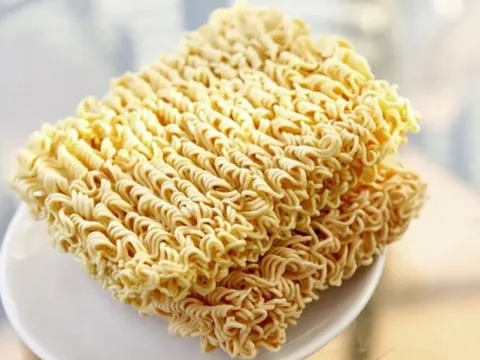 Bí quyết ăn mì tôm không hại sức khỏe - Cảnh báo về những tác hại nếu ăn sai cách